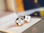 Louis Vuitton Color Blossom Sun Ear Stud, Pink Gold And White Mother-of-Pearl - Earrings - Image 2