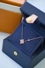Louis Vuitton Color Blossom BB Star Pendant, Pink gold, Pink Mother-of-Pearl and diamond Necklace - Image 6