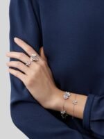 Van Cleef & Arpels Vinatge Frivole bracelet, 5 flowers, White gold, diamonds - Image 2