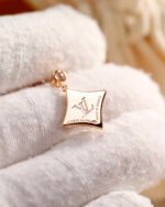Louis Vuitton LV Color Blossom BB Star Ear Studs, gold,Mother of pearl and diamonds - Earrings - Image 5