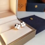 Louis Vuitton Color Blossom Sun Ear Stud, Pink Gold And White Mother-of-Pearl - Earrings - Image 4