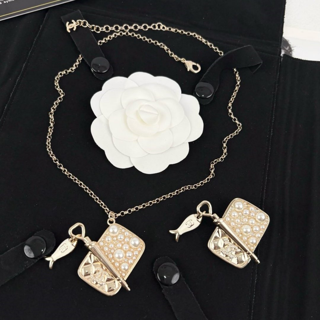 9d8ded1942a9c22f06dcf37fd8bbb261 Chanel Necklace - Image 1