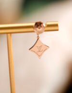Louis Vuitton LV Color Blossom BB Star Ear Studs, gold,Mother of pearl and diamonds - Earrings - Image 6