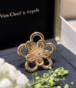 Van Cleef & Arpels Flowerlace pendant, Yellow gold, diamonds, Small model - Image 5