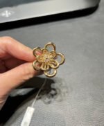 Van Cleef & Arpels Flowerlace pendant, Yellow gold, diamonds, Small model - Image 6