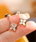 Louis Vuitton LV Color Blossom BB Star Ear Studs, gold,Mother of pearl and diamonds - Earrings - Image 2