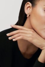 Chanel Extrait de Camélia single earring - Image 2